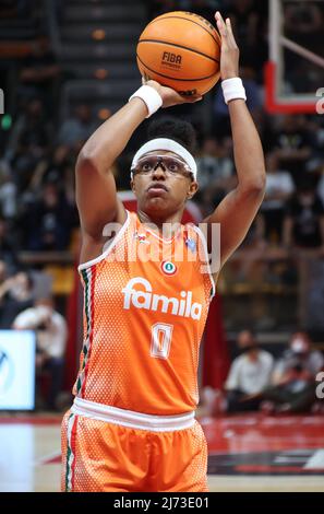 Diamond De Shields (Famila Schio Basket) während des Spiels 4 Finale der italienischen Frauen-Basketball-Meisterschaft der Serie A1 Playoff Virtus Segafredo Bologna gegen Famila Schio im Sportpalast Paladozza, Bologna, 05. Mai 2022 - Foto: Michele Nucci Stockfoto