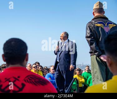 San Diego, Usa. 04. Mai 2022. Der US-Navy-Sekretär Carlos Del Toro spricht auf dem Flugdeck des Flugzeugträgers USS Carl Vinson der Nimitz-Klasse am 4. Mai 2022 in San Diego, Kalifornien, zu einem Treffen mit allen Händen. Quelle: MCS Analice Baker/US Navy/Alamy Live News Stockfoto