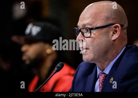 Sean O'Brien, General President der International Brotherhood of Teamsters, bezeugte am 5. Mai 2022 während einer Anhörung des Senats-Haushaltsausschusses, ob Steuergelder an Unternehmen gehen sollten, die Arbeitsgesetze verletzen, im Dirksen Senate Office Building auf dem Capitol Hill in Washington, DC.Quelle: Samuel Corum / CNP/Sipa USA Stockfoto