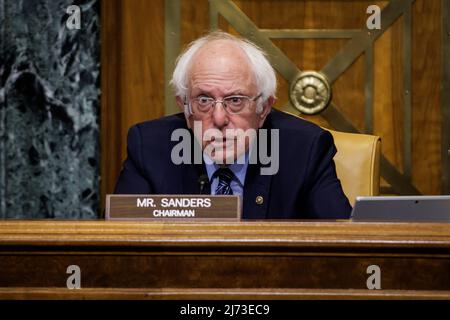 Der Vorsitzende des Ausschusses, Sen. Bernie Sanders (I-VT), spricht während einer Anhörung des Haushaltsausschusses des Senats darüber, ob Steuergelder an Unternehmen gehen sollten, die Arbeitsgesetze im Dirksen Senate Office Building auf dem Capitol Hill in Washington, DC, am 5. Mai 2022 verletzen. Kredit: Samuel Corum / CNP Stockfoto