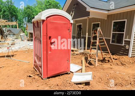 Offene tragbare Toilette auf der Baustelle für Arbeiter. Stockfoto