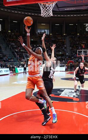 Diamond De Shields (Famila Schio Basket) während des Spiels 4 Finale der italienischen Frauen-Basketball-Meisterschaft der Serie A1 Playoff Virtus Segafredo Bologna gegen Famila Schio im Sportpalast Paladozza, Bologna, 05. Mai 2022 - Foto: Michele Nucci Stockfoto