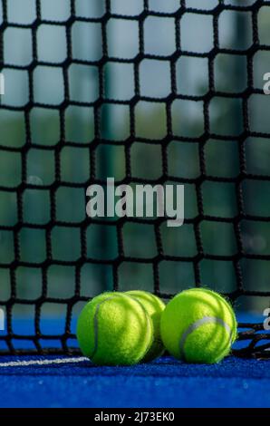 Blue Paddle Tennisplatz, drei Kugeln in der Nähe des Netzes und der Mittellinie Stockfoto