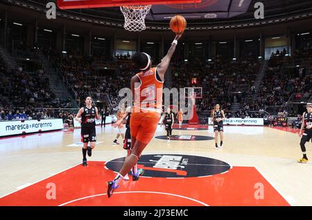 Diamond De Shields (Famila Schio Basket) während des Spiels 4 Finale der italienischen Frauen-Basketball-Meisterschaft der Serie A1 Playoff Virtus Segafredo Bologna gegen Famila Schio im Sportpalast Paladozza, Bologna, 05. Mai 2022 - Foto: Michele Nucci Stockfoto