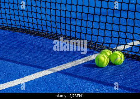 Blue Paddle Tennisplatz, drei Kugeln in der Nähe des Netzes und der Mittellinie Stockfoto