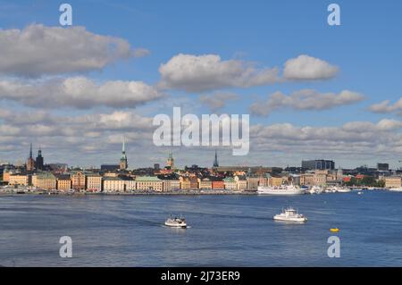 Blick über Stockholms ström / Strömmen in Saltsjön, einer Ostseebucht, bis zur Uferpromenade der Altstadt (Gamla Stan) von Stockholm, Schweden. Stockfoto
