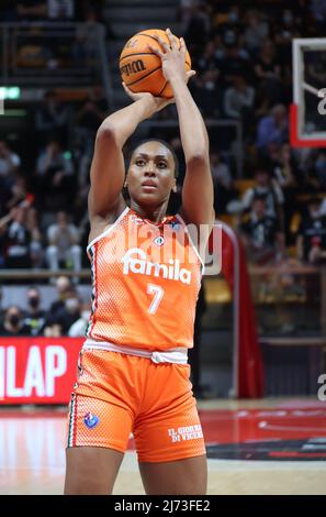 Sandrine Gruda (Famila Schio Basket) während des Spiels 4 Finale der italienischen Frauen-Basketball-Meisterschaft der Serie A1 Playoff Virtus Segafredo Bologna gegen Famila Schio im Sportpalast Paladozza, Bologna, 05. Mai 2022 - Foto: Michele Nucci Stockfoto