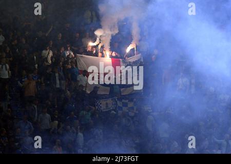 Rome, Italy , 05. May , 2022 im Bild links nach rechts, Leicester Fans Während des Fußball-Halbfinals Conference League 2021-2022 Spiel Roma gegen Leicester cityt Credit: Massimo Insabato/Alamy Live News Stockfoto