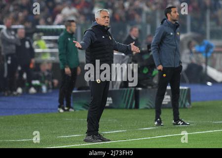 Rom, Italien , 05.. Mai , 2022 im Bild links nach rechts, Roma-Trainer Jose Mourino Während des Fußball-Halbfinals Conference League 2021-2022 Spiel Roma gegen Leicester cityt Credit: Massimo Insabato/Alamy Live News Stockfoto