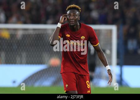 Rom, Italien , 05.. Mai , 2022 im Bild links nach rechts, Tammy Abraham von AS Roma Während des Fußball-Halbfinals Conference League 2021-2022 Spiel Roma gegen Leicester cityt Credit: Massimo Insabato/Alamy Live News Stockfoto