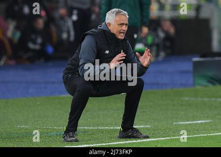 Rom, Italien , 05.. Mai , 2022 im Bild links nach rechts, Roma-Trainer Jose Mourino Während des Fußball-Halbfinals Conference League 2021-2022 Spiel Roma gegen Leicester cityt Credit: Massimo Insabato/Alamy Live News Stockfoto