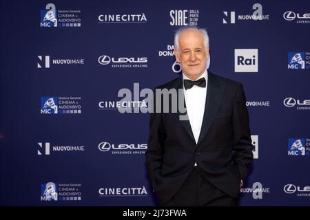 Rom, Italien - 3. Mai 2022: Toni Servillo nimmt am roten Teppich der David di Donatello 2022 Preisverleihung in den Cinecittà Studios in Rom Teil. Stockfoto