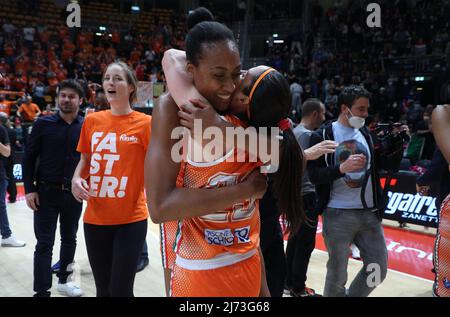 Das Team von Schio freut sich über den Sieg der italienischen Basketballmeisterschaft der Frauen A1 am Ende des Finales von Spiel 4 der italienischen Basketballmeisterschaft der Frauen in der Serie Playoff A1 Virtus Segafredo Bologna gegen Famila Schio im Sportpalast Paladozza, Bologna, 05. Mai 2022 - Foto: Michele Nucci Stockfoto