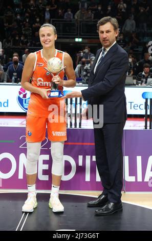 Das Team von Schio freut sich über den Sieg der italienischen Basketballmeisterschaft der Frauen A1 am Ende des Finales von Spiel 4 der italienischen Basketballmeisterschaft der Frauen in der Serie Playoff A1 Virtus Segafredo Bologna gegen Famila Schio im Sportpalast Paladozza, Bologna, 05. Mai 2022 - Foto: Michele Nucci Stockfoto