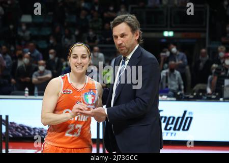 Das Team von Schio freut sich über den Sieg der italienischen Basketballmeisterschaft der Frauen A1 am Ende des Finales von Spiel 4 der italienischen Basketballmeisterschaft der Frauen in der Serie Playoff A1 Virtus Segafredo Bologna gegen Famila Schio im Sportpalast Paladozza, Bologna, 05. Mai 2022 - Foto: Michele Nucci Stockfoto