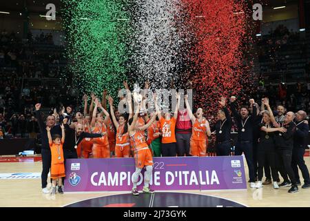 Das Team von Schio freut sich über den Sieg der italienischen Basketballmeisterschaft der Frauen A1 am Ende des Finales von Spiel 4 der italienischen Basketballmeisterschaft der Frauen in der Serie Playoff A1 Virtus Segafredo Bologna gegen Famila Schio im Sportpalast Paladozza, Bologna, 05. Mai 2022 - Foto: Michele Nucci Stockfoto