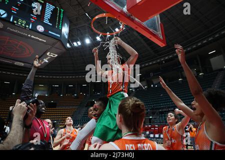 Das Team von Schio freut sich über den Sieg der italienischen Basketballmeisterschaft der Frauen A1 am Ende des Finales von Spiel 4 der italienischen Basketballmeisterschaft der Frauen in der Serie Playoff A1 Virtus Segafredo Bologna gegen Famila Schio im Sportpalast Paladozza, Bologna, 05. Mai 2022 - Foto: Michele Nucci Stockfoto