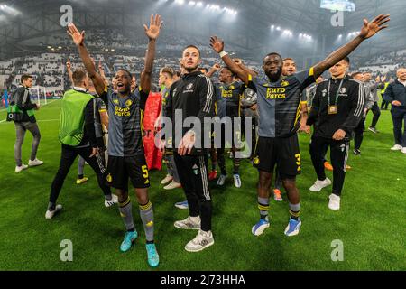 Marseille, Frankreich. 5. Mai 2022, Marseille - Tyrell Malacia von Feyenoord, Torwart Justin Bijlow von Feyenoord, Lutsharel Geertruida von Feyenoord während des Spiels zwischen Olympique Marseille und Feyenoord am 5. Mai 2022 im Stade Velodrome in Marseille, Frankreich. (Box-to-Box-Bilder/Yannick Verhoeven) Stockfoto