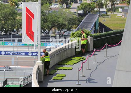 Miami, Florida, USA. 5. Mai 2022. Miami, USA, 05/05/2022, Miami International Autodrome, Miami, Vereinigte Staaten am 5. Mai 2022, Grasdekoration im Stadion während des FORMEL 1 CRYPTO.COM MIAMI GRAND PRIX 2022, Phil Duncan Credit: Every Second Media/Alamy Live News Stockfoto