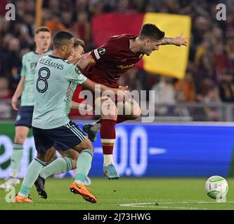 (220506) -- ROM, 6. Mai 2022 (Xinhua) -- Nicolo Zaniolo (R) von Roma wetteifert mit Youri Tielemans von Leicester City während des Halbfinalspiels der UEFA Europa Conference League zwischen Roma of Italy und Leicester City of England am 5. Mai 2022 in Rom, Italien. (Foto von Augusto Casasoli/Xinhua) Stockfoto