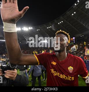 (220506) -- ROM, 6. Mai 2022 (Xinhua) -- Roma's Tammy Abraham feiert am 5. Mai 2022 das Halbfinale der UEFA Europa Conference League zwischen Roma aus Italien und Leicester City of England in Rom, Italien. (Foto von Augusto Casasoli/Xinhua) Stockfoto