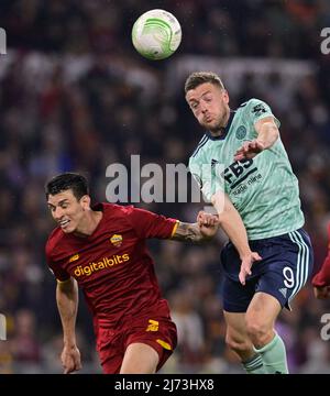 (220506) -- ROM, 6. Mai 2022 (Xinhua) -- Rogers Roger Ibanez (L) von Roma spielt mit Jamie Vardy von Leicester City während des Halbfinalspiels der UEFA Europa Conference League zwischen Roma of Italy und Leicester City of England am 5. Mai 2022 in Rom, Italien. (Foto von Augusto Casasoli/Xinhua) Stockfoto