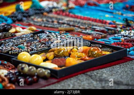 Bunte Edelsteinketten und Anhänger zum Verkauf auf dem Markt Stockfoto