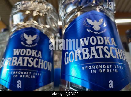 Flaschen Gorbatschow Wodka im Rewe Supermarkt Stockfoto