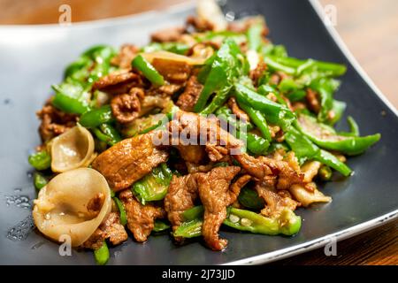 Ein Teller mit köstlichen und würzigen Hunan-Gerichten, gebratenes Schweinefleisch mit Chili Stockfoto