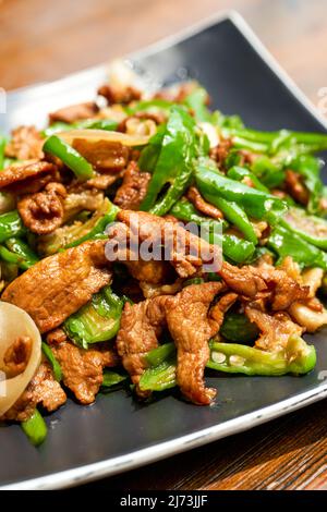 Ein Teller mit köstlichen und würzigen Hunan-Gerichten, gebratenes Schweinefleisch mit Chili Stockfoto