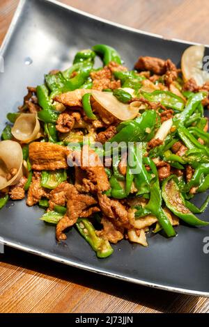 Ein Teller mit köstlichen und würzigen Hunan-Gerichten, gebratenes Schweinefleisch mit Chili Stockfoto