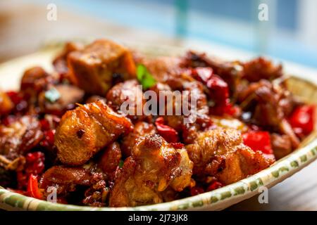 Ein klassisches, trocken duftendes und köstliches Sichuan-Gericht, würziges Huhn Stockfoto