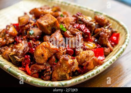 Ein klassisches, trocken duftendes und köstliches Sichuan-Gericht, würziges Huhn Stockfoto