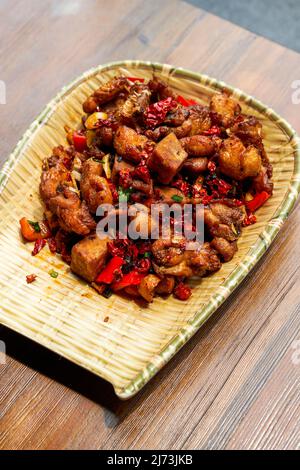 Ein klassisches, trocken duftendes und köstliches Sichuan-Gericht, würziges Huhn Stockfoto