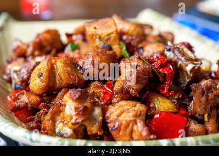 Ein klassisches, trocken duftendes und köstliches Sichuan-Gericht, würziges Huhn Stockfoto