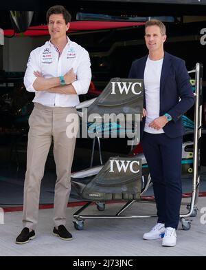 Miami, Florida, USA. 5. Mai 2022. Miami, USA, 05/05/2022, Miami International Autodrome, Miami, USA am 5. Mai 2022 Teamchef – Toto Wolff, Mercedes AMG Petronas Motorsport und Christoph Grainger-Herr CEO IWC während des FORMEL 1 CRYPTO.COM MIAMI GRAND PRIX 2022, Eleanor Hoad Credit: Every Second Media/Alamy Live News Stockfoto