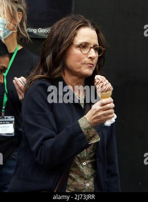 New York, NY, USA. 05.. Mai 2022. Julia Louis-Dreyfus über den Drehort des neuen Films Beth & Don am 05. Mai 2022 in New York City. Quelle: Rw/Media Punch/Alamy Live News Stockfoto