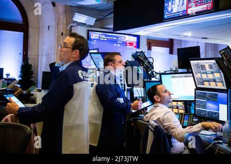 (220506) -- NEW YORK, 6. Mai 2022 (Xinhua) -- Händler arbeiten am Boden der New Yorker Börse (NYSE) in New York, USA, 5. Mai 2022. Die US-Aktien stürzten am Donnerstag ein, als sich die Verkaufsschlager an der Wall Street intensivierten. Der Dow Jones Industrial Average fiel um 1063,09 Punkte oder 3,12 Prozent auf 32.997,97. Der S&P 500 fiel um 153,30 Punkte oder 3,56 Prozent auf 4.146,87. Der Nasdaq Composite Index vergab 647,17 Punkte oder 4,99 Prozent auf 12.317,69. (Foto von Michael Nagle/Xinhua) Stockfoto