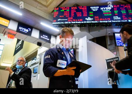 (220506) -- NEW YORK, 6. Mai 2022 (Xinhua) -- Händler arbeiten am Boden der New Yorker Börse (NYSE) in New York, USA, 5. Mai 2022. Die US-Aktien stürzten am Donnerstag ein, als sich die Verkaufsschlager an der Wall Street intensivierten. Der Dow Jones Industrial Average fiel um 1063,09 Punkte oder 3,12 Prozent auf 32.997,97. Der S&P 500 fiel um 153,30 Punkte oder 3,56 Prozent auf 4.146,87. Der Nasdaq Composite Index vergab 647,17 Punkte oder 4,99 Prozent auf 12.317,69. (Foto von Michael Nagle/Xinhua) Stockfoto