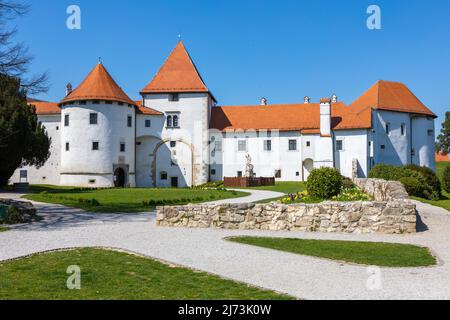 Varazdin, Kroatien – 2022. April. Eine malerische historische Burg der mittelalterlichen Altstadt Stockfoto