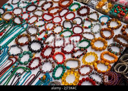 Nahaufnahme von verschiedenen bunten Edelstein Armbändern und Armbändern zum Verkauf auf dem Markt Stockfoto