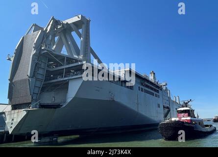 NEWPORT NEWS, VA. (2. April 2022) Signet Warhorse II schleppte das große, mittelschnelle Roll-on/Roll-off (LMSR)-Schiff des Militärkommandos USNS Yano (T-AKR 297) vom Newport News Marine Terminal in Newport News, VA. An die Marine Administration Reserve Fleet in Beaumont, Texas, Wo das Schiff dauerhaft der Ready Reserve Force (RRF) von MARAD beitreten wird. Der 16-Tage-Werg wurde am 18. April abgeschlossen. Stockfoto