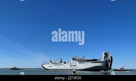 NEWPORT NEWS, VA. (2. April 2022) Signet Warhorse II schleppte das große, mittelschnelle Roll-on/Roll-off (LMSR)-Schiff des Militärkommandos USNS Yano (T-AKR 297) vom Newport News Marine Terminal in Newport News, VA. An die Marine Administration Reserve Fleet in Beaumont, Texas, Wo das Schiff dauerhaft der Ready Reserve Force (RRF) von MARAD beitreten wird. Der 16-Tage-Werg wurde am 18. April abgeschlossen. Stockfoto