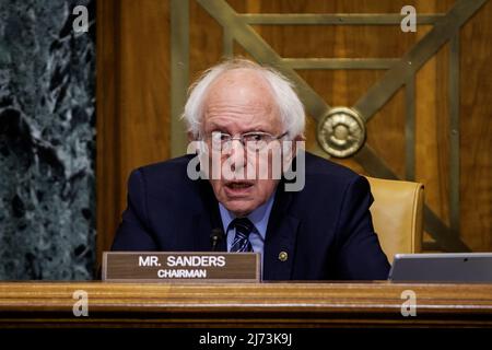 Der Vorsitzende des Ausschusses, Sen. Bernie Sanders (I-VT), spricht während einer Anhörung des Senats-Haushaltsausschusses darüber, ob Steuergelder an Unternehmen gehen sollten, die am 5. Mai 2022 im Dirksen Senate Office Building auf dem Capitol Hill in Washington, DC, Arbeitsgesetze verletzen.Quelle: Samuel Corum / CNP /MediaPunch Stockfoto