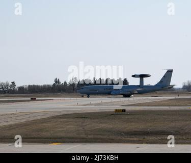 Ein E-3-Sicherheitsdienst, der dem Luftwaffenstützpunkt Tinker, Oklahoma, zugewiesen wurde, auch bekannt als AWACS-Flugzeuge (Airborne Warning and Control System), Taxis auf dem Luftwaffenstützpunkt Minot, North Dakota, 04. Mai 2022, als Teil einer vorsorglichen Umzugsmaßnahme aufgrund von Unwetterwarnungen im Bundesstaat Oklahoma. Die Planer der US-Luftwaffe führen in der Regel Pläne zur Minimierung der Auswirkungen von Unwetter auf Flugzeuge und Infrastruktur durch, um Schäden an nationalen Vermögenswerten zu vermeiden. (USA Luftwaffe Foto von Airman 1. Klasse Evan J. Lichtenhan) Stockfoto