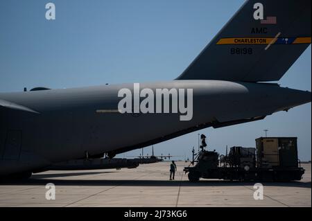 Lastmeister der US-Luftwaffe, die dem Expeditionary Airlift Squadron 816. zugewiesen wurden, legen Ladung auf einen Globemaster III im Camp Lemonnier, Dschibuti, 15. April 2022. Die EAS von 816. wird zur Unterstützung der Neunten Luftwaffe (Air Forces Central) eingesetzt, um Fracht und Personal für US- und Partnernationseinheiten zu transportieren, die überwiegend im Verantwortungsbereich des U.S. Central Command liegen. (USA Foto der Luftwaffe von Staff Sgt. Christian Sullivan) Stockfoto