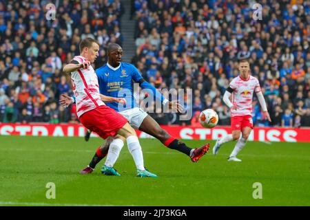 05. Mai 2022, Glasgow, Großbritannien die zweite Etappe des Europa League Halbfinals zwischen den Rangers und RB Leipzig war ein hochaufgeladenes Spiel, das im Ibrox Park, Glasgow, gespielt wurde, nachdem Leipzig im ersten Teil von 1 - 0 an der Spitze stand. Allerdings gewannen die Rangers in der Nacht 3 - 1 und machten es insgesamt 3 - 2 nach den Toren von Tavernier (18 Minuten), Kamara (24 Minuten) und Lundstram (80 Minuten). Nkunku (70 Minuten) traf für Leipzig. Die Rangers gehen nun in diesem Monat in Sevilla zum Finale. Kredit: Findlay / Alamy Live Nachrichten Stockfoto