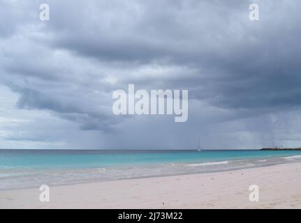 Dramatischer Himmel und Regen über Barbados wunderschönem Strand. Stockfoto