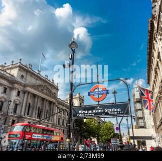 Central London, England, Großbritannien-August 21 2019:an einem Sommertag fliegen Union Jack Flaggen über die sonnigen, quintessenziellen Straßen der lebhaften Engländer Stockfoto