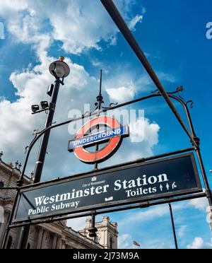 Central London, England, Vereinigtes Königreich - 21 2019. August: Eine Runde, das rote runde und ikonische Symbol des Londoner öffentlichen Nahverkehrs, hängt über der st Stockfoto